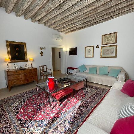 Appartamento Di Charme Venesia Bagian luar foto